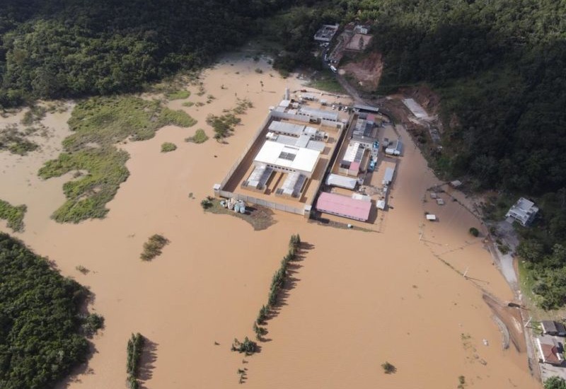 Presídio e Penitenciária de Tubarão foram tomados pela água – Foto: Divulgação/ND