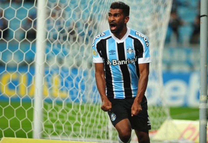 Thiago Santos marcou na vitória do Grêmio sobre o São Paulo (Foto: Fabiano do Amaral)