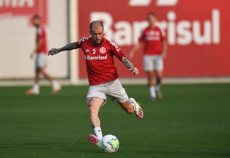 D'Alessandro fica no banco como opção