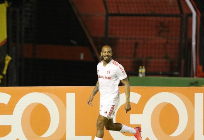 Patrick marca e garante mais três pontos para o Inter (Foto: Marlon Costa / Pernambuco Press)