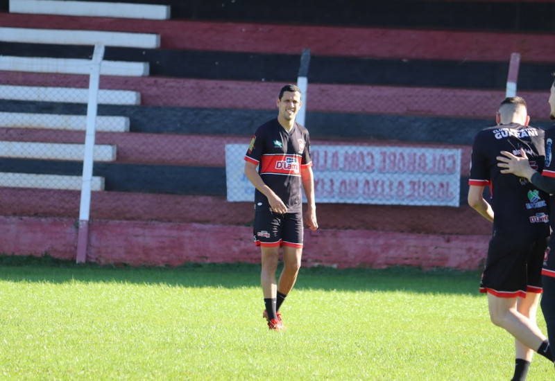 Caso Sotilli não se recupere de lesão, Rudi deve optar por Léo Barreto  na frente da zaga (Foto: Guarani/Divulgação)