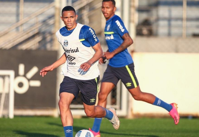 Tiago Nunes muda esquema tático gremista em busca da primeira vitória tricolor (Foto: Lucas Uebel / Grêmio)