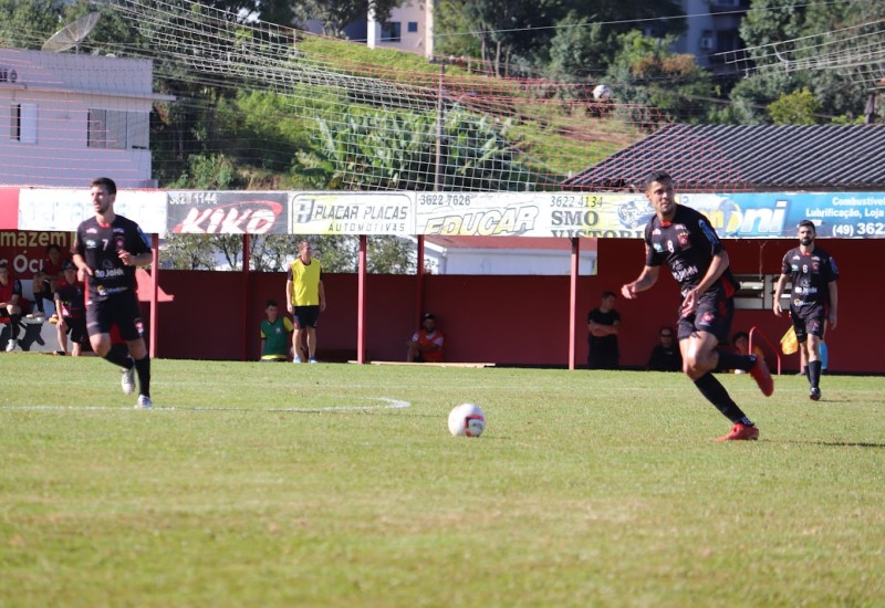 Edu Becker e Léo Barreto são peças importantes no esquema do técnico Zancanaro (Foto: Luis Bataglin/Guarani)
