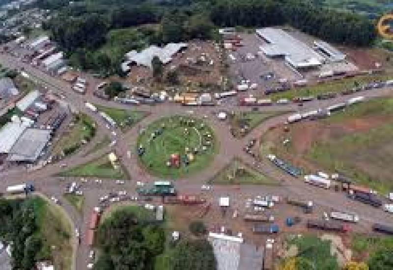 O traçado do Anel Viário deve começar no trevo da BR 282, contornar o lado Oeste da cidade e interligar-se na BR 163,  em Linha Três Curvas