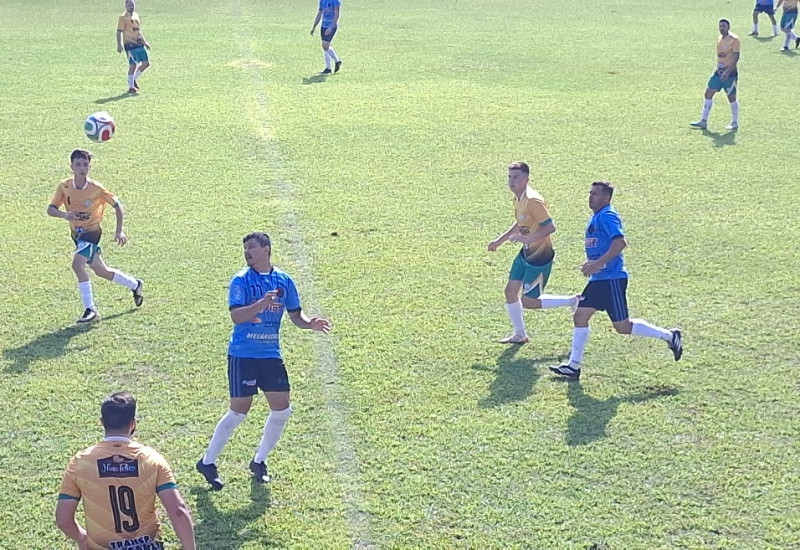 União e Serrano entregaram um jogo com a grandeza do futebol comunitário (Foto: Stenio Wathier)