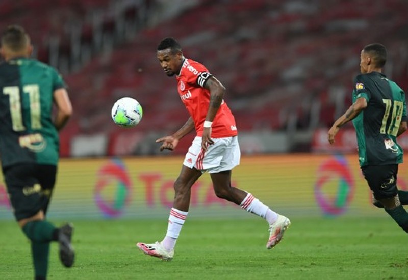 Edenilson deve passar por avaliaçao no vestiario