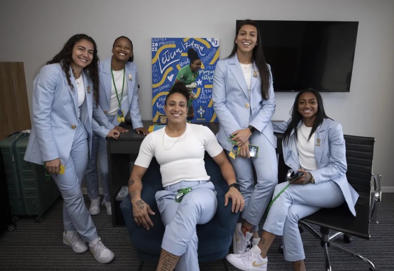 Jogadoras são homenageadas na chegada a Brisbarne, na Austrália — Foto: Thais Magalhães/CBF