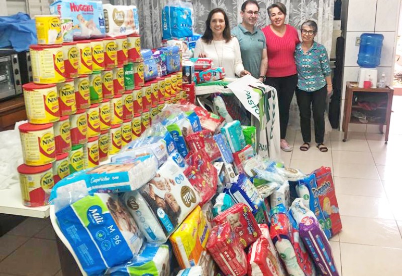Coordenadora do curso de Enfermagem, professora Ana Moser, e o coordenador do curso de Farmácia, professor Everton Boff, entregaram os donativos à Pastoral da Criança | Fotos: Divulgação/Unoesc