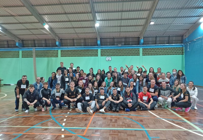Professores e acadêmicos dos cursos de Fisioterapia e Educação Física da Unoesc durante a gincana realizada no Centro Esportivo da Universidade. Fotos: Divulgação/Unoesc