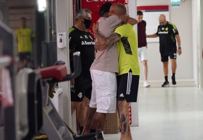 D'Alessandro e Taison se abraçam na reapresentação do Inter — Foto: Reprodução / Canal do Inter