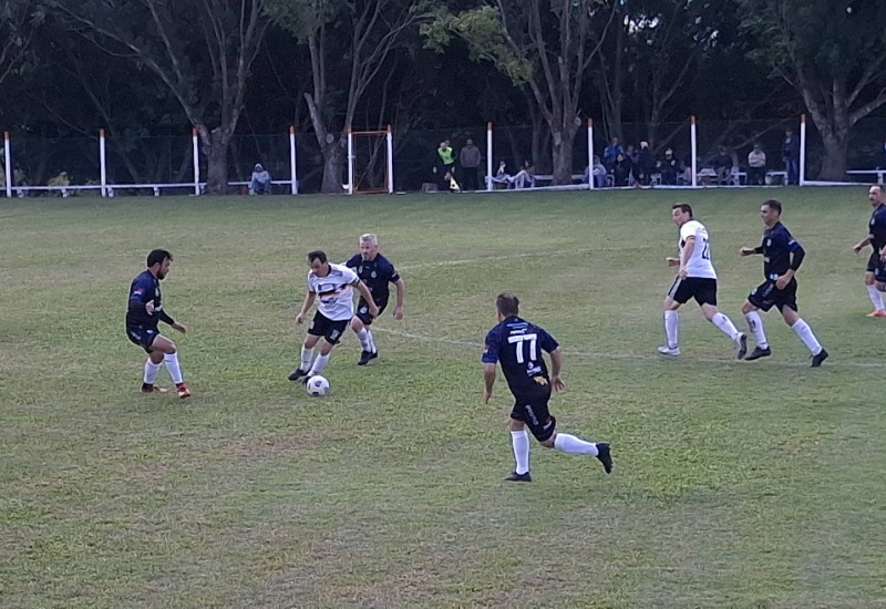 Mesmo bem marcado o jogo inteiro, Luizinho anotou o gol da vitória do Pérola (Foto: Stenio Wathier)