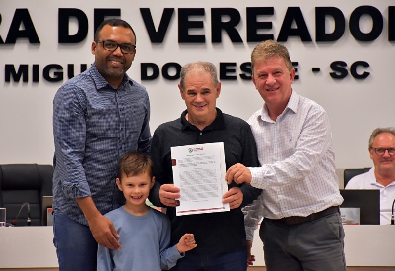 Familiares de Alex Santore receberam a homenagem | Foto: Tiarajú Goldschmidt/Câmara de Vereadores