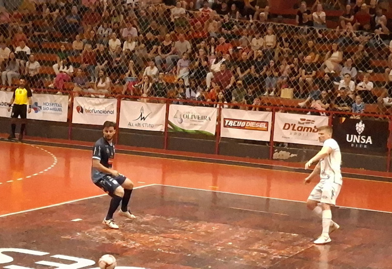 Cabeça (de branco) é dúvida no time do São Miguel Futsal (Foto: Stenio Wathier)