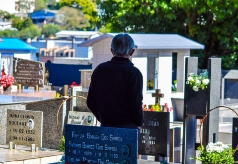 Meditação e oração para lembrar daqueles que se foram (Foto: Marcos de Lima/Peperi)
