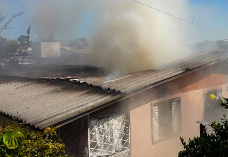 Em Linha Santa Catarina, um galpão e um caminhão foram consumidos pelas chamas (Foto Marcos Lewe)