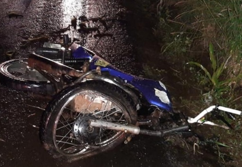 As duas vítimas fatais estavam na moto quando colidiu contra um Fiat/Strada