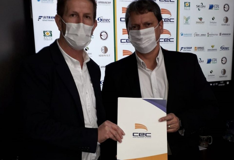 Presidente do Centro Empresarial de Chapecó, Cidnei Luiz Barozzi, e o ministro da Infraestrutura, Tarcísio Gomes de Freitas (Foto: Extra Comunica)
