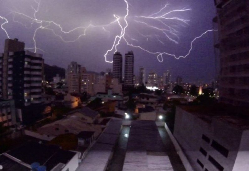 Previsão de temporais com muitos raios (Foto: Paulo Sérgio/Reprodução/ND)