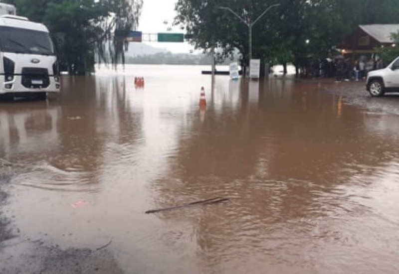 As ruas próximas do rio Uruguai foram tomadas pelas águas (Foto: Vera Toillier/Rede Peperi)