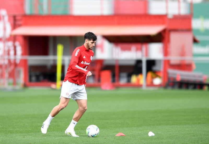 O volante Jhhnny deve começar como titular