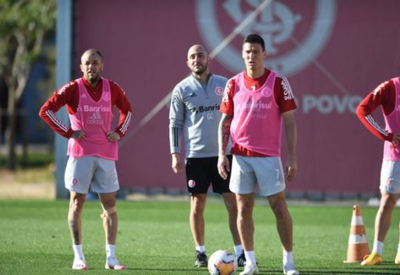 D'Alessandro começa no banco, Musto tem chance de ser titular — Foto: Ricardo Duarte / Internacional