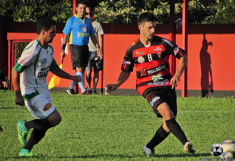 Edu Becker se firma como peça importante no esquema do técnico Rudi (Foto: Guarani/Divulgação)