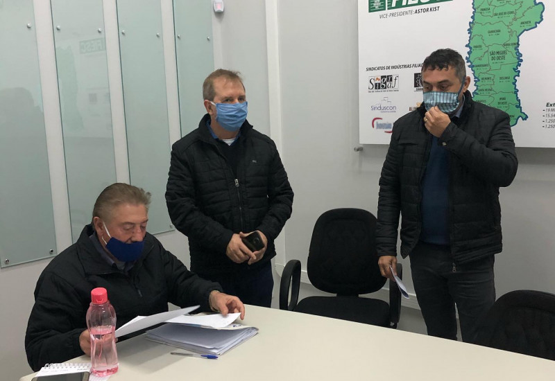 Eskudlark, na foto com o empresário Astor Kist e o vereador Everaldo Di Berti, também luta pelo "Anel Viário" de São Miguel do Oeste