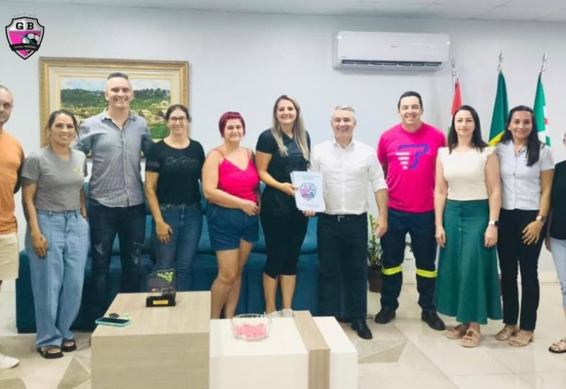 Nova diretoria do Gol de Bico com o prefeito Zanardi e o secretário de esportes Cássio da Silva