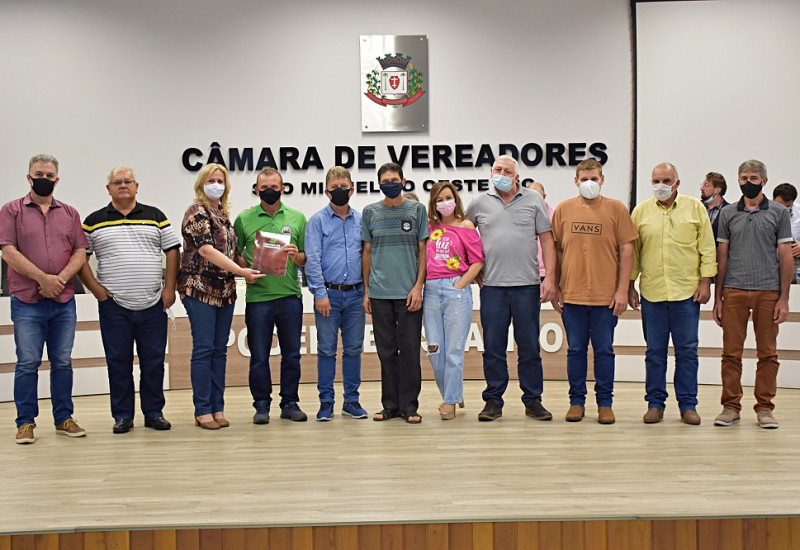 Membros da Associação dos Feirantes de São Miguel do Oeste receberam moção de aplauso da Câmara de Vereadores. Foto: Tiarajú Goldschmidt/Câmara de Vereadores
