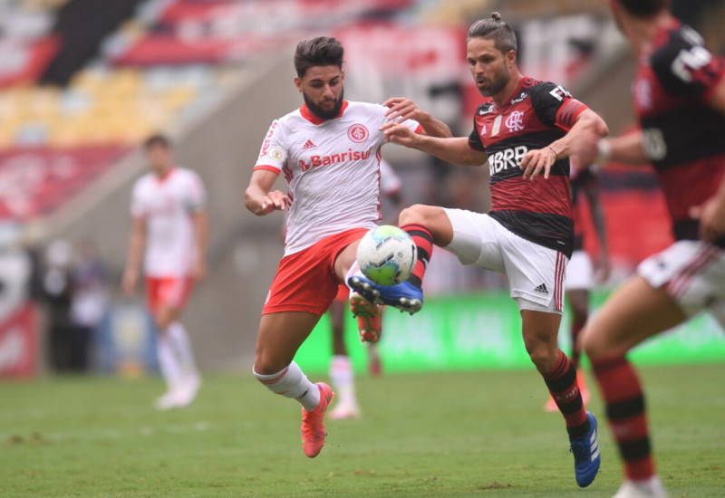 Com um gol de pênalti, Inter largou bem, mas com um a menos não conseguiu evitar a virada rubro-negra