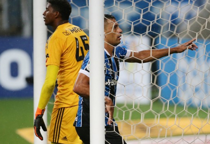 Diego Souza fez dois gols, mas deixou o campo lesionado 