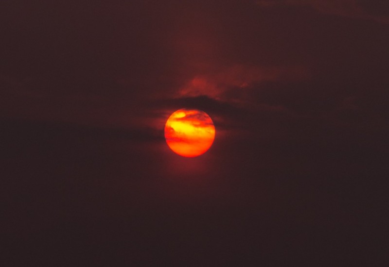 Mesmo se pondo mais cedo por causa da fumaça, o sol manteve a sua beleza