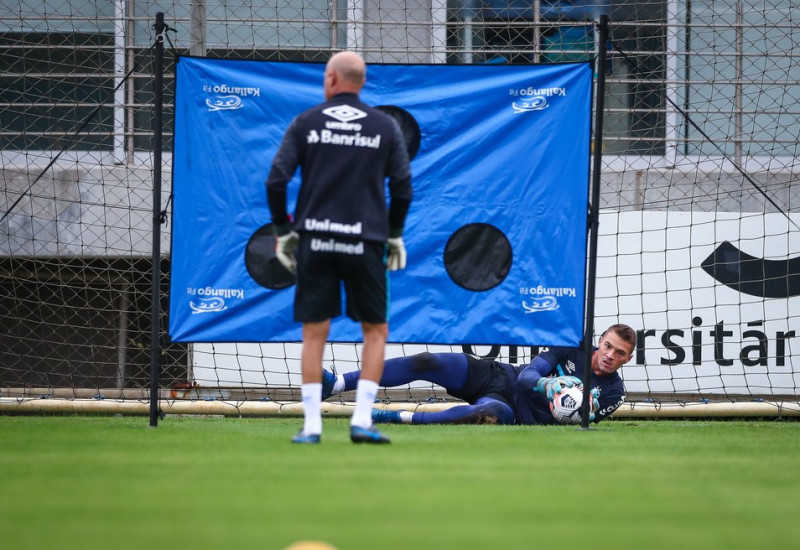 Gabriel Chapecó em treino com o preparador Mauri Lima — Foto: Lucas Uebel / Grêmio FBPA
