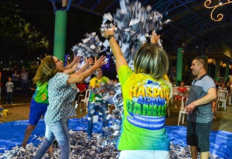 Sorteio ocorreu na praça Walnir Botaro Daniel(Foto: Marcos de Lima)