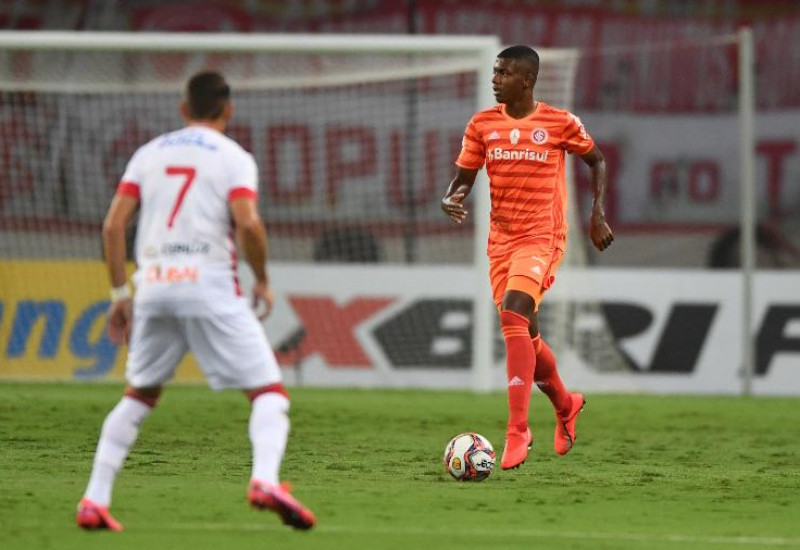 Com falha do goleiro e gol contra, Inter conhece sua primeira derrota no Gauchão