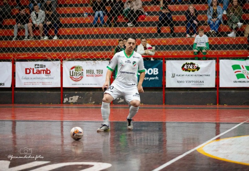 Gabi, com um golaço no final, garantiu mais uma vitória migueloestina (Foto: SMF/JG)