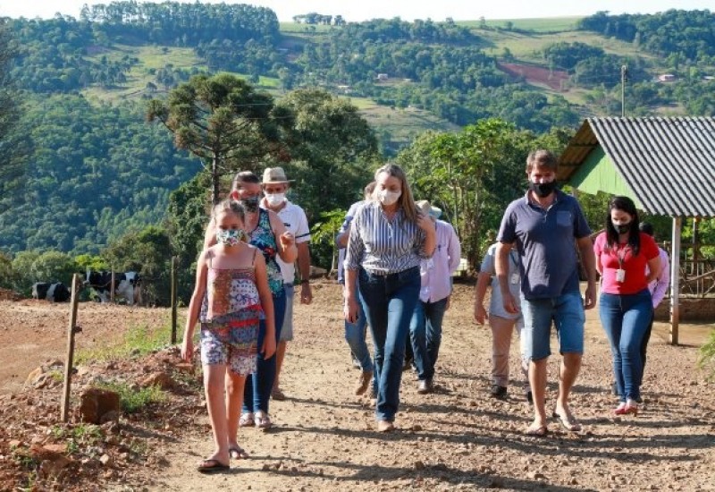 Em Chapecó, governadora conheceu a realidade da família Bortese, afetada pela estiagem - Fotos: Julio Cavalheiro / Secom