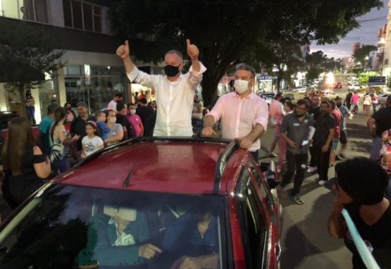 Vitória de Trevisan e Zanardi foi comemorada com uma grande carreata (Foto: Marcos de Lima) 