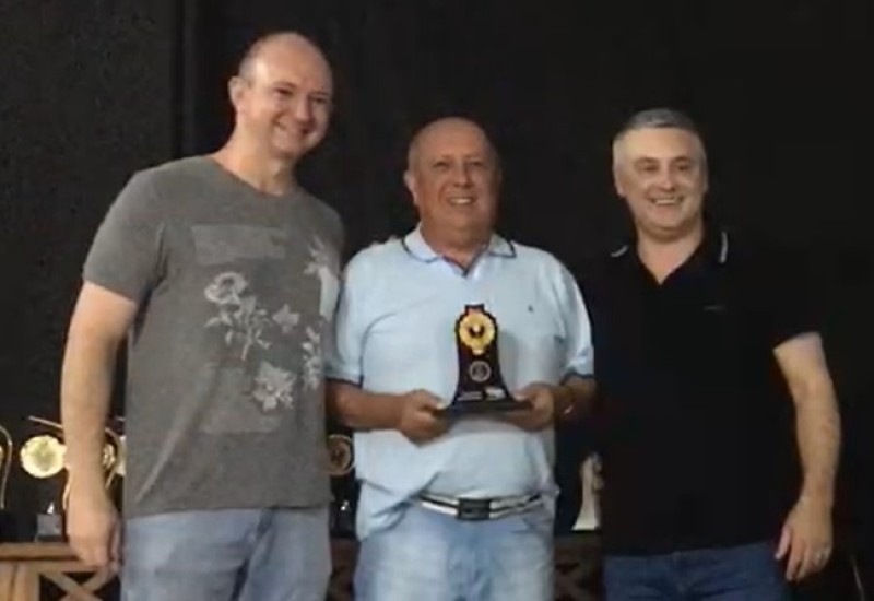 Sergio Wathier entre o vereador Ravier Centenaro e o vice-prefeito Edenilson Zanardi