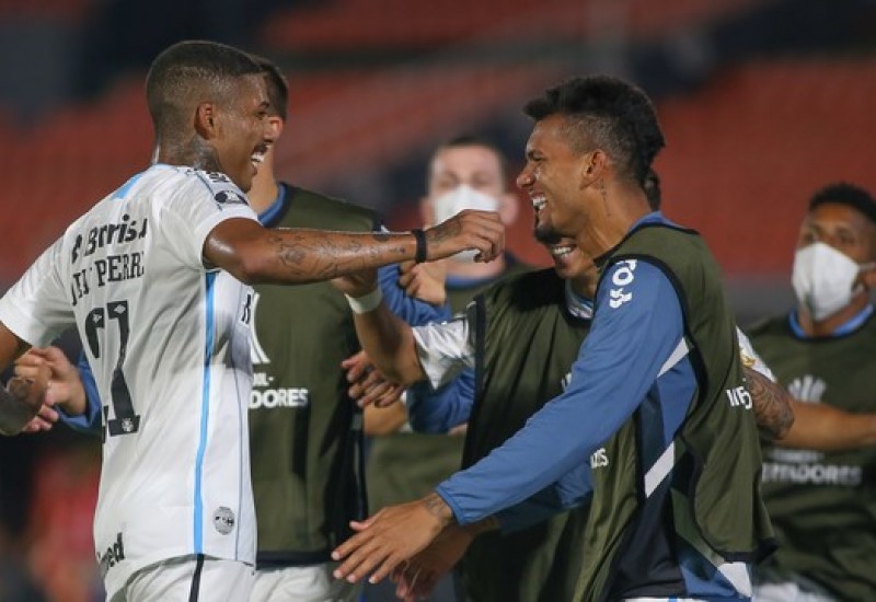 Jena Pierre comemora o gol que abriu o caminho para mais uma vitória tricolor
