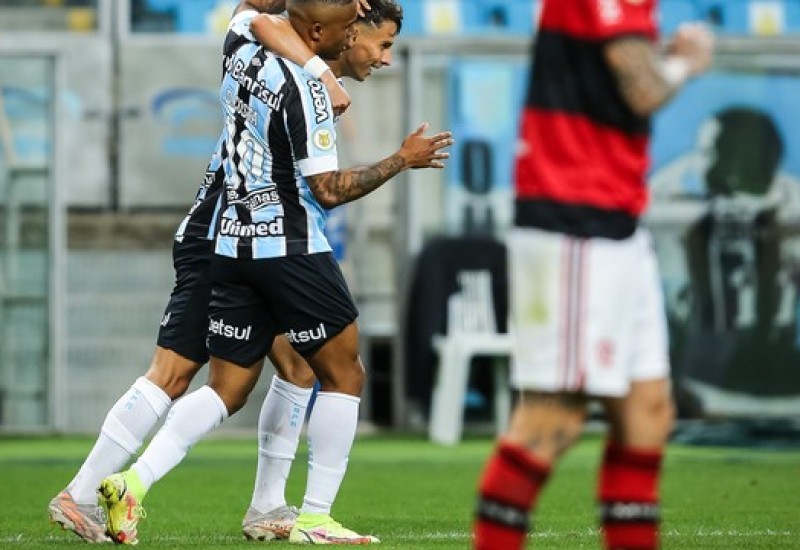 Ferreirinha, do Grêmio, comemora gol contra o Flamengo (Foto: Pedro H. Tesch/AGIF)