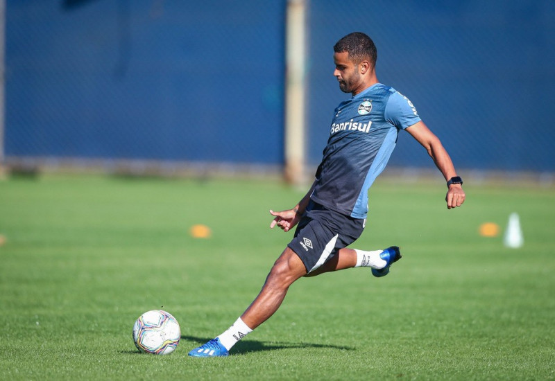 Após dois meses afastado por lesão, Alisson tem chances hoje de reaparecer no time titular