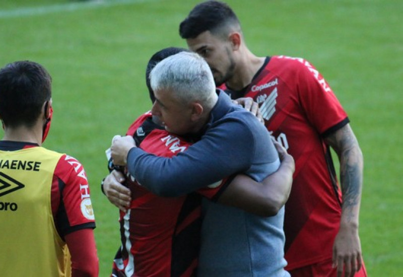 No reencontro com seu ex-time, Tiago Nunes conhece a segunda derrota (Foto: Lucas Uebel/Divulgação Grêmio)