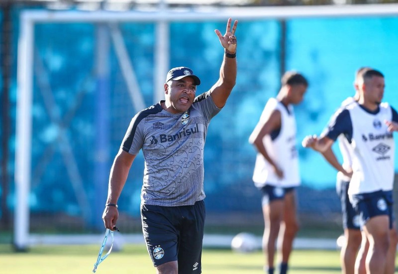 Técnico Roger Machado irá repetir o time pela terceira vez | Foto: Lucas Uebel / Grêmio FBPA / Divulgação