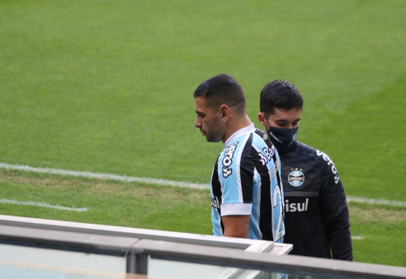 Diego Souza deixou o campo lesionado (Foto: Eduardo Moura / ge)