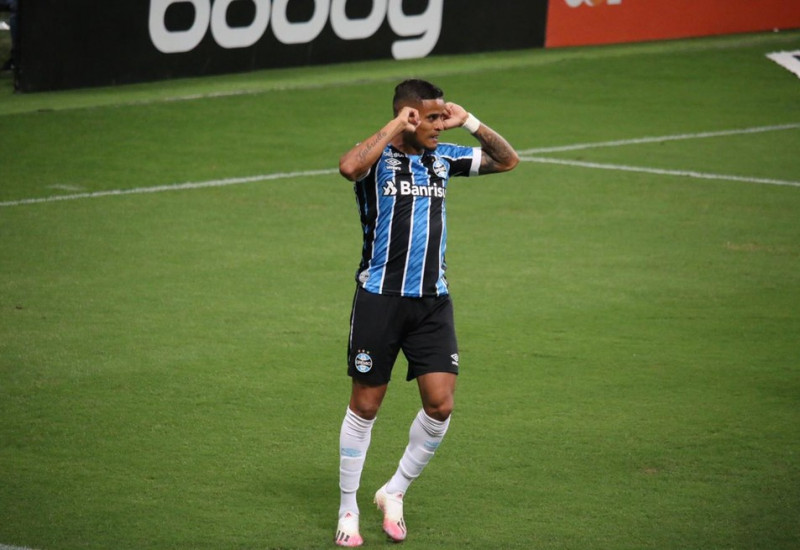 Everton saiu do banco para fazer o gol de igualdade