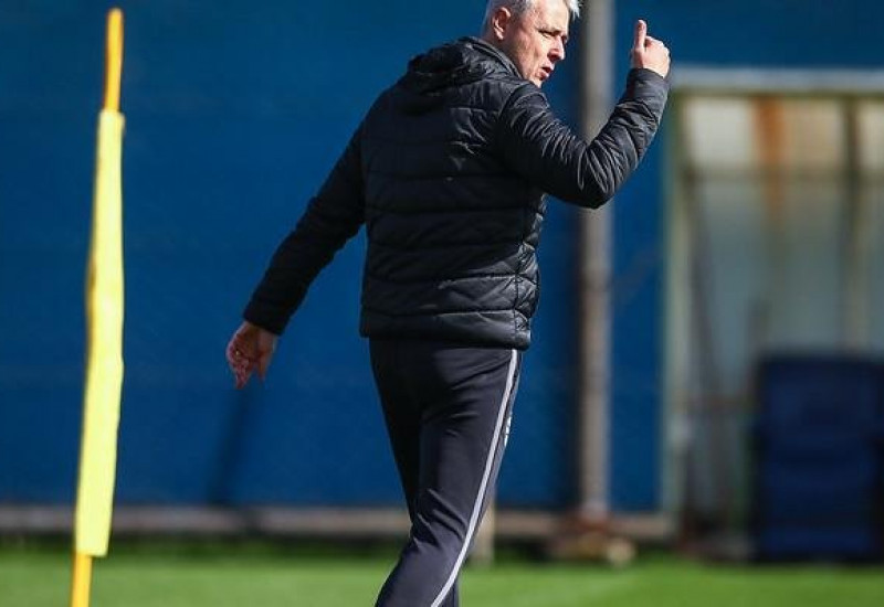 Sob pressão, Tiago Nunes muda o time Foto: Lucas Uebel / Grêmio / Divulgação / CP