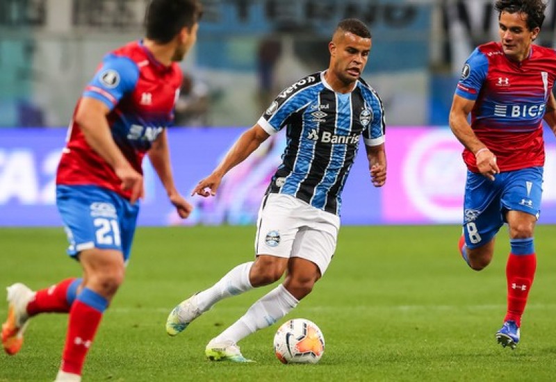 Alisson foi um dos destaques da vitória gremista