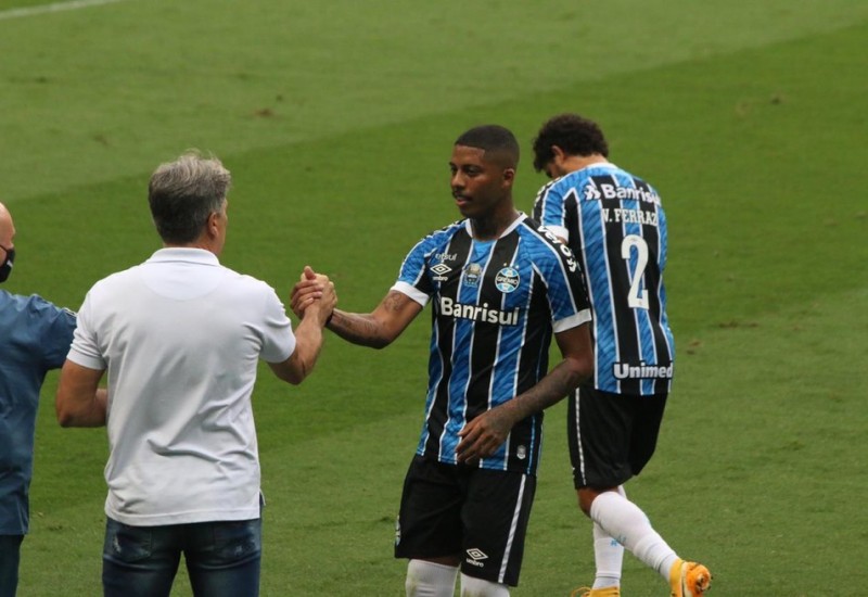 O craque cumprimenta o técnico recordista