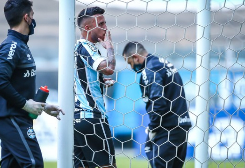 Matheus Henrique, marcando de cabeça, abriu o caminho da classificação gremista